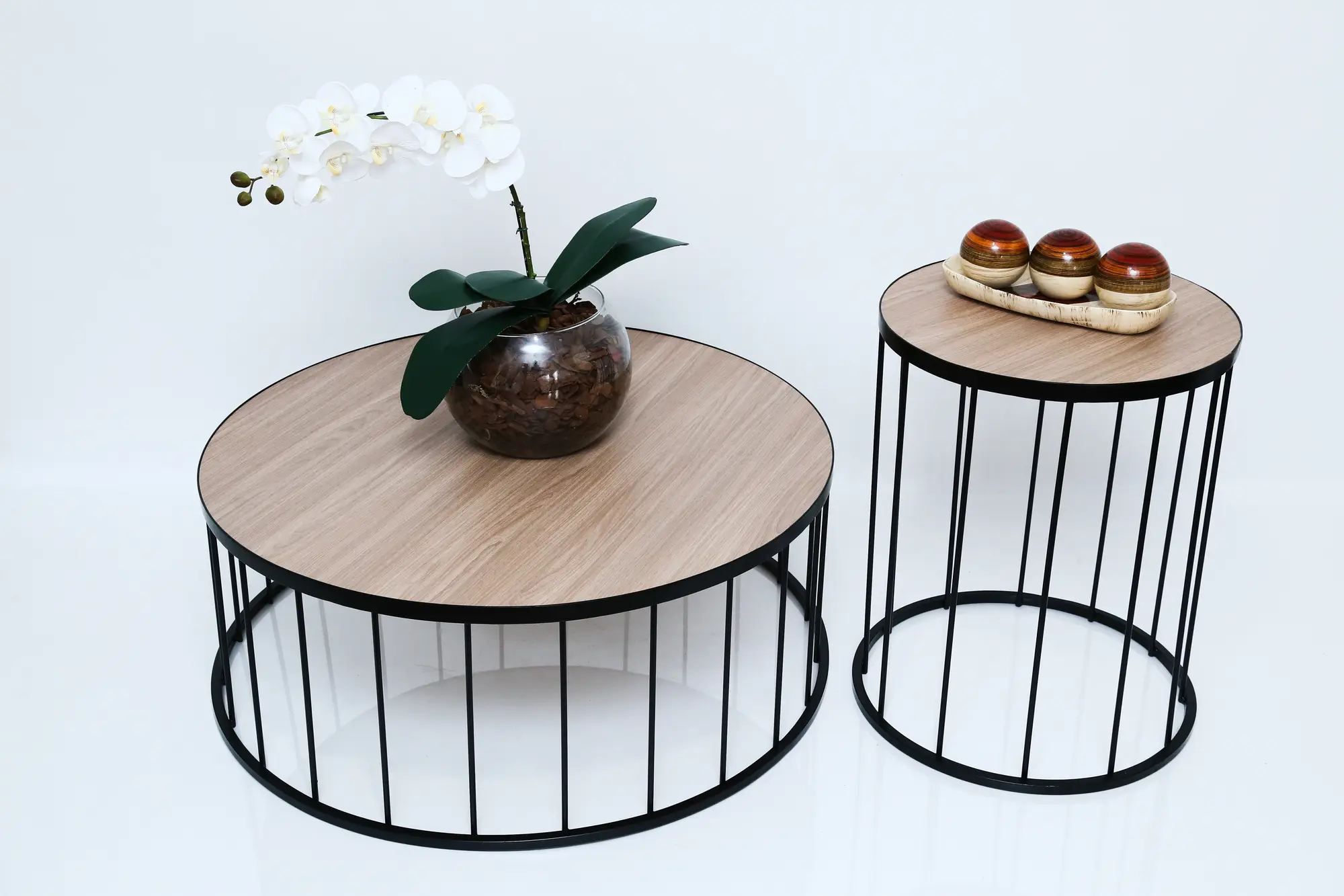 Conjunto de mesas redondas e apoio contemporâneo Arroyo Design